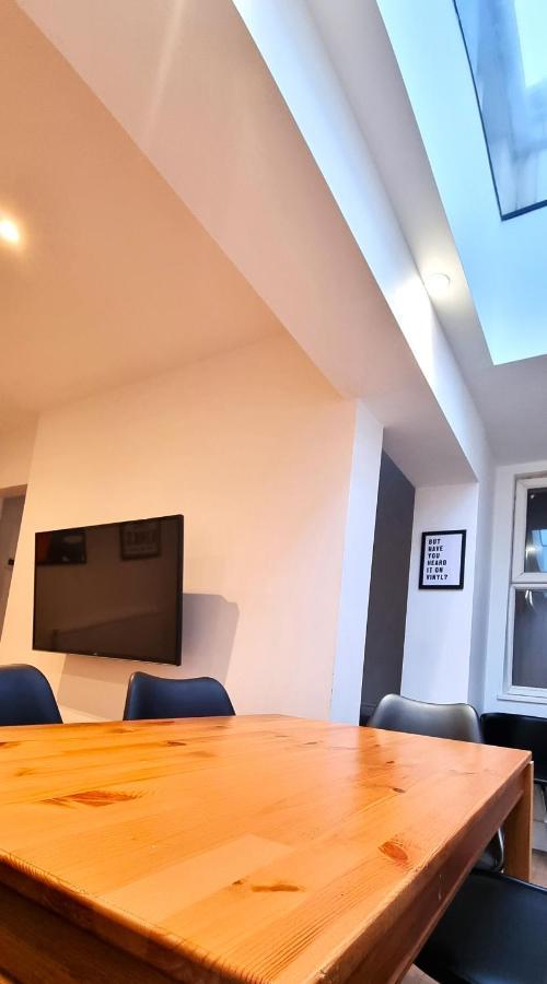 Spacious 6 Bedroom House, 4 Bathrooms, Central, 2 Parking Spaces Swindon Exterior photo