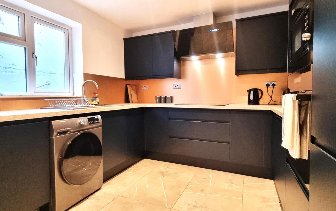 Spacious 6 Bedroom House, 4 Bathrooms, Central, 2 Parking Spaces Swindon Exterior photo