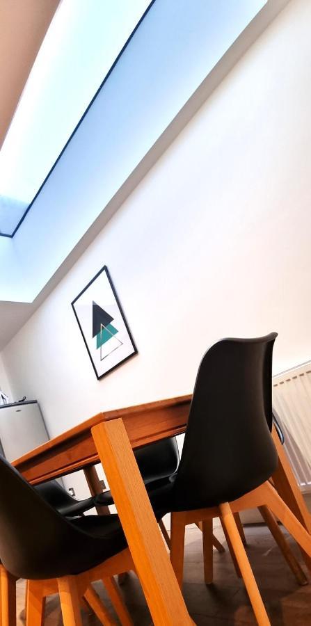 Spacious 6 Bedroom House, 4 Bathrooms, Central, 2 Parking Spaces Swindon Exterior photo