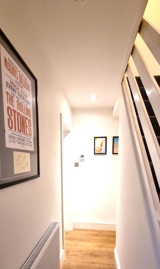 Spacious 6 Bedroom House, 4 Bathrooms, Central, 2 Parking Spaces Swindon Exterior photo