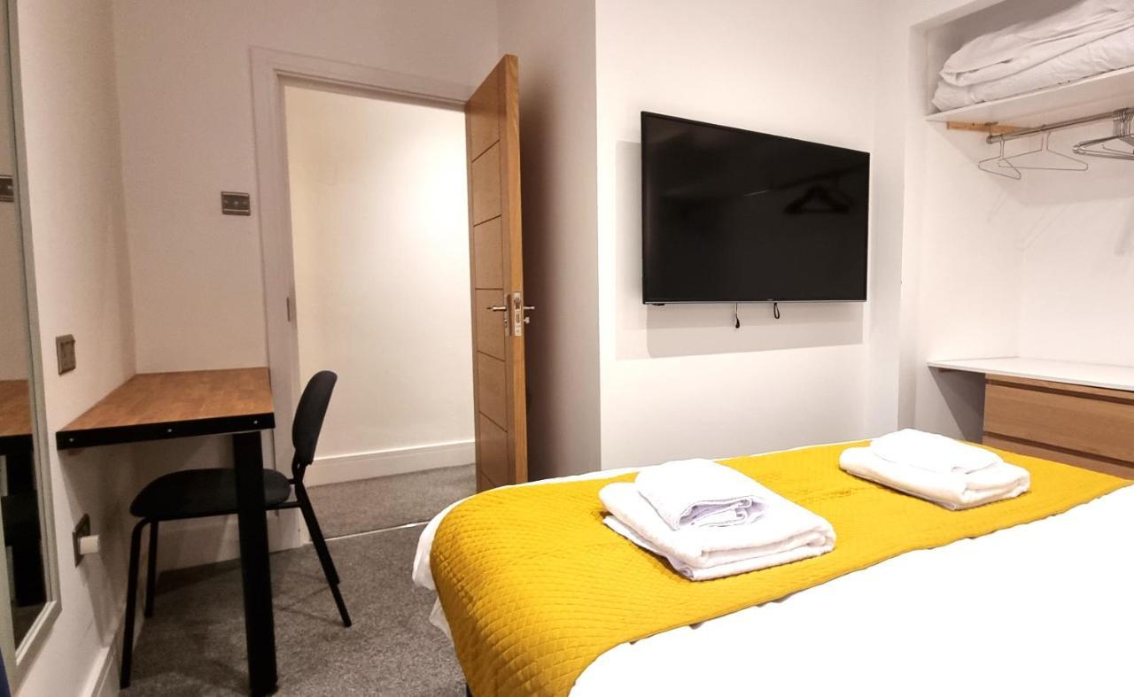 Spacious 6 Bedroom House, 4 Bathrooms, Central, 2 Parking Spaces Swindon Exterior photo