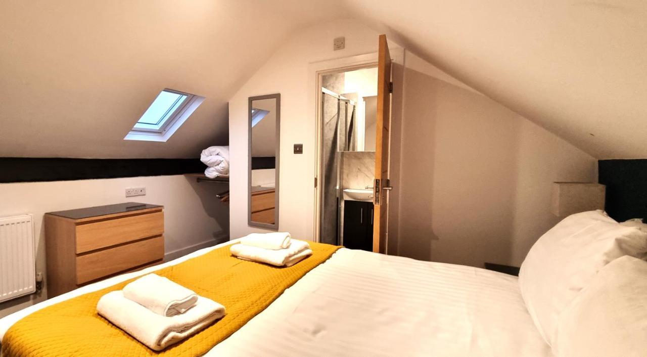 Spacious 6 Bedroom House, 4 Bathrooms, Central, 2 Parking Spaces Swindon Exterior photo